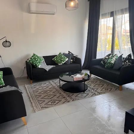 Maroulla's Urban Living Ferienhaus *