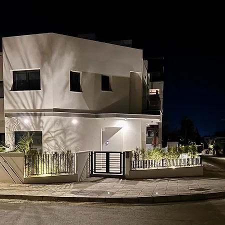 Maroulla's Modern & Spacious Family Near The Hébergement de vacances