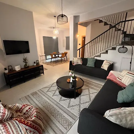 Maroulla's Modern & Spacious Family Near The Hébergement de vacances Limassol