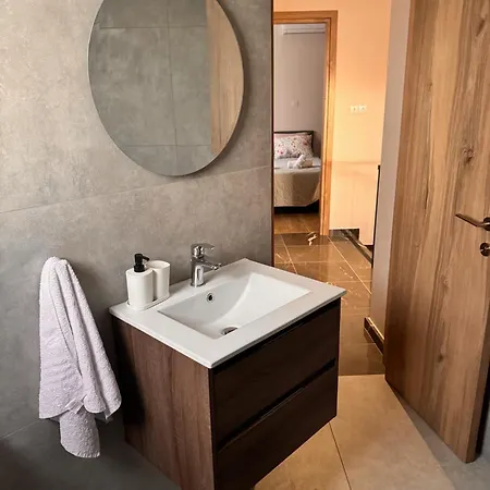Maroulla's Modern & Spacious Family Near The Hébergement de vacances