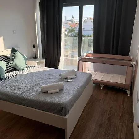 Maroulla's Modern & Spacious Family Near The Hébergement de vacances *
