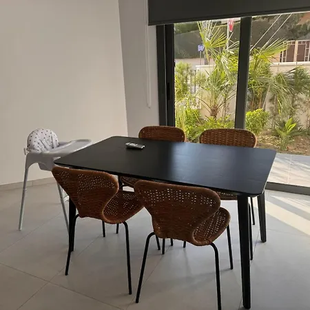 Maroulla's Modern & Spacious Family Near The Hébergement de vacances Limassol